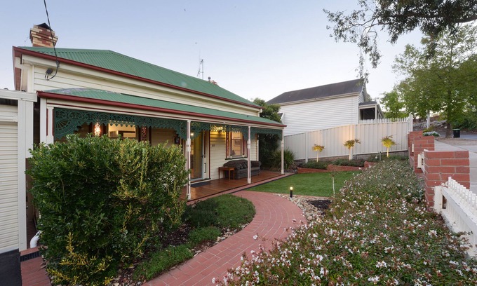 Bendigo House | Comfy, 5 Bedroom, 3 Bathroom Period Home in the centre of town with EV Charger.
