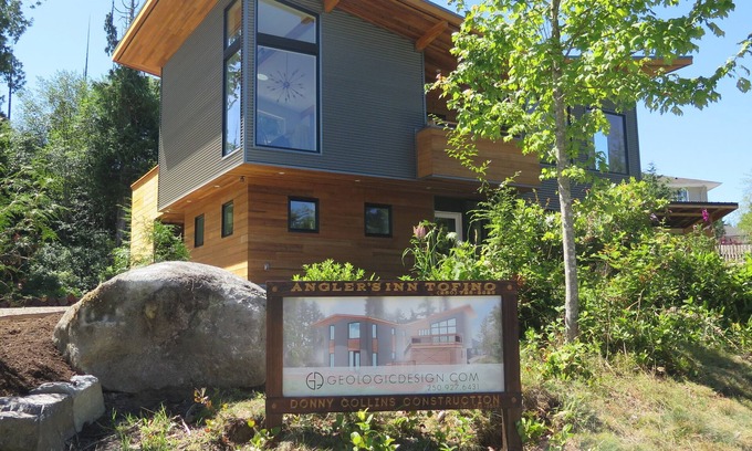 Tofino Cabin | Contemporary harbour-view fishing lodge, steps from the dock & downtown Tofino