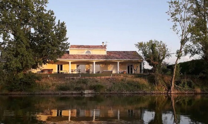 Grenade-sur-Garonne House | Contemporary house with heated swimming pool on the edge of a private lake. paradise