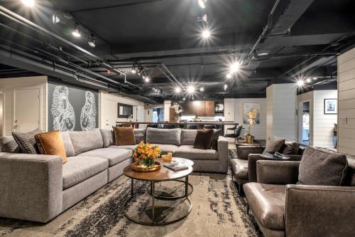 Downtown Nashville Apartment | Contemporary Suite 6BR by Maddox Hotel