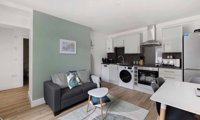 Old Trafford Apartment | Convenient and Modern 2 Bed Apartment in Saltash