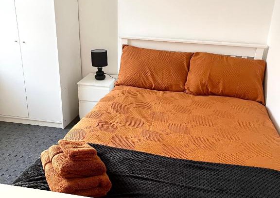 Barnsley House | Convenient & Modern Private Bedroom Space near Barnsley Hospital