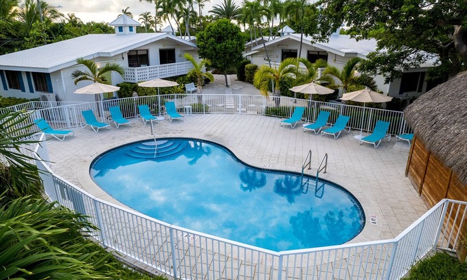 Islamorada Hotel | Convenient Stay in Florida! Free Parking, Free Breakfast, Pool, Pets Allowed