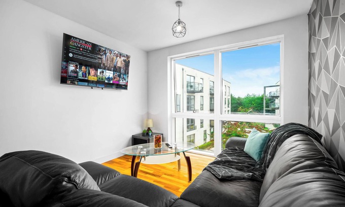 Birmingham Apartment | Cosy 2 Bed Apartment with parking with a wide range of local amenities.