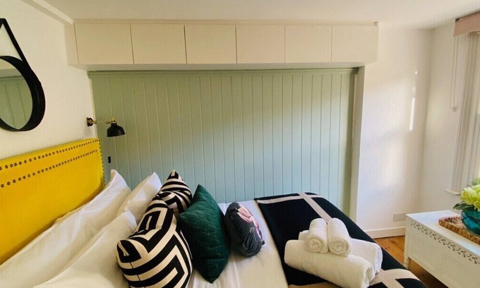 Shepherd's Bush Apartment | Cosy 2-Bed Home in Trendy Shepherds Bush -Zone 2