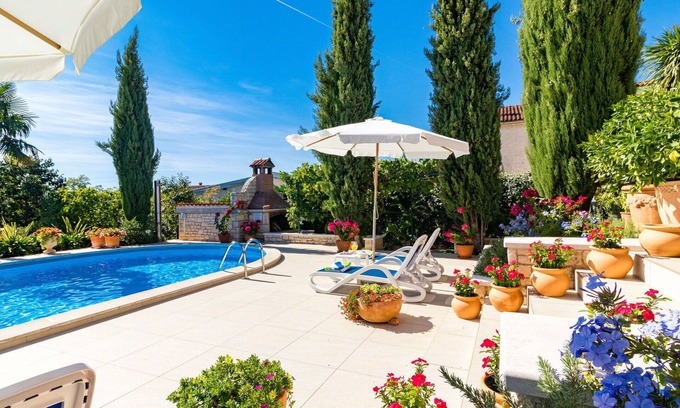Nova Vas Apartment | Cosy apartment for 4 people with pool, A/C, WIFI, TV, terrace and pets allowed