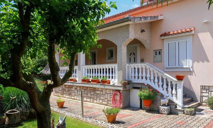 Marsici Apartment | Cosy apartment for 6 guests with WIFI, A/C, TV, patio and pets allowed