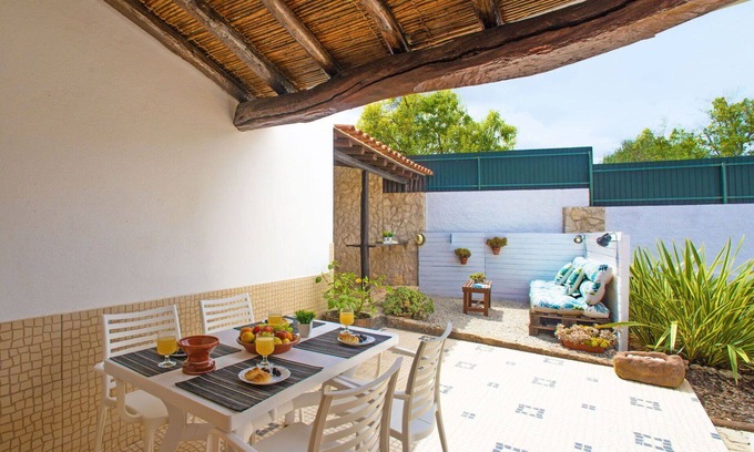 Mem Moniz House | Cosy apartment in villa for 4 guests with A/C, WIFI, pool, TV and patio