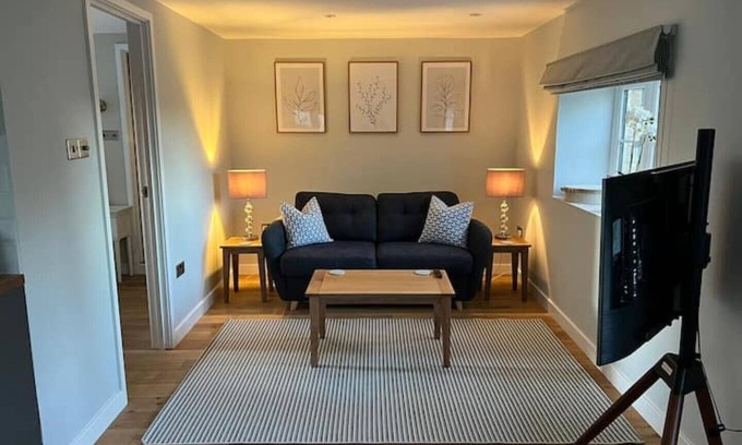 Bourton House | Cosy lodge, Stow-on-the Wold.