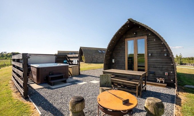 Newton Stewart Cabin | Cosy Modern Glamping Cabin With Hot Tub