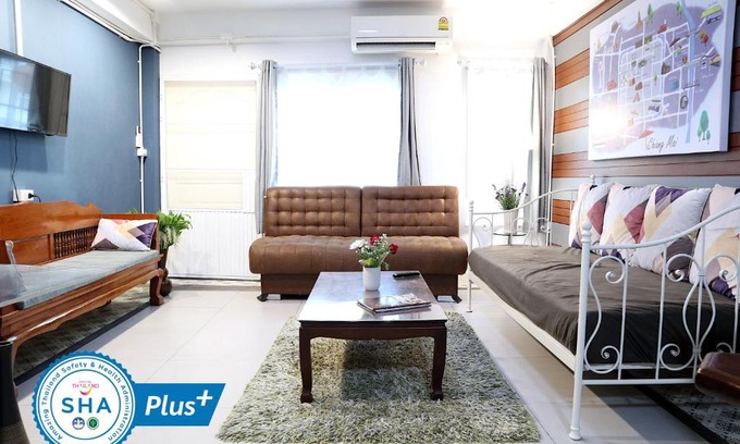 Wua Lai House | Cosy Town Home at the Old City