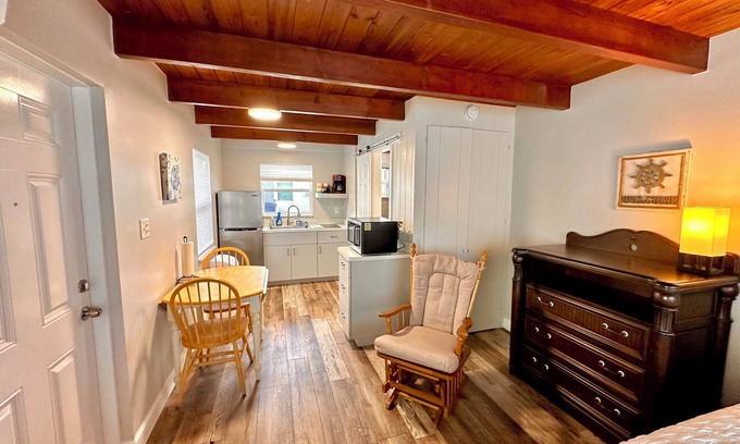 Tavares Cottage | Cottage 34: Coconut Cottage - Waterfront Lodging in Downtown Tavares, FL