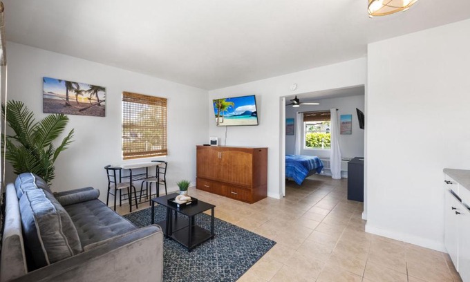 Biggar House | Cottage Bungalow Near Beach! King Bed with Pool & BBQ