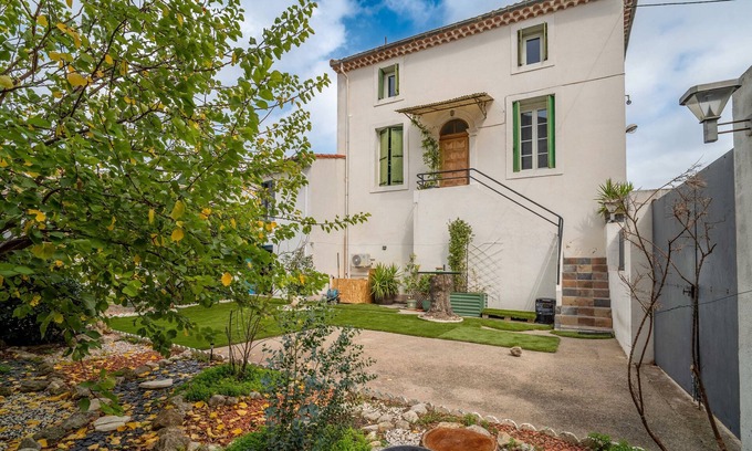 Lespignan Apartment | Cottage 'L'Orchidée' with Shared Garden, Wi-Fi and Air Conditioning