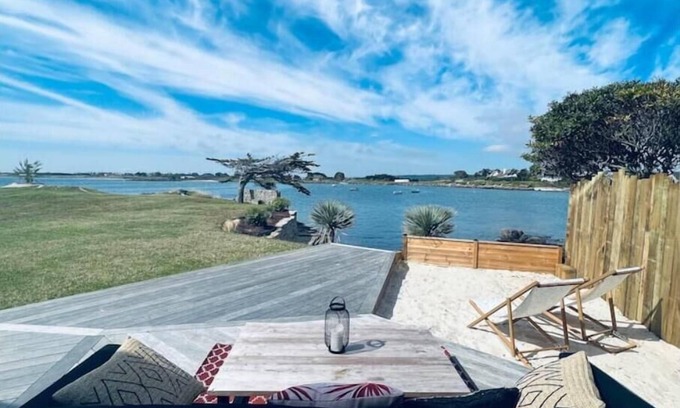 Montfarville Villa | Cottage les Pieds Dans L'eau