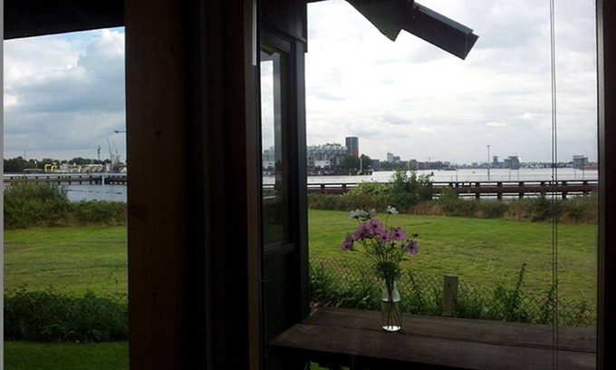 Amsterdam East Cottage | Cottage on the banks of the IJ for max. 2 adults and 2 children