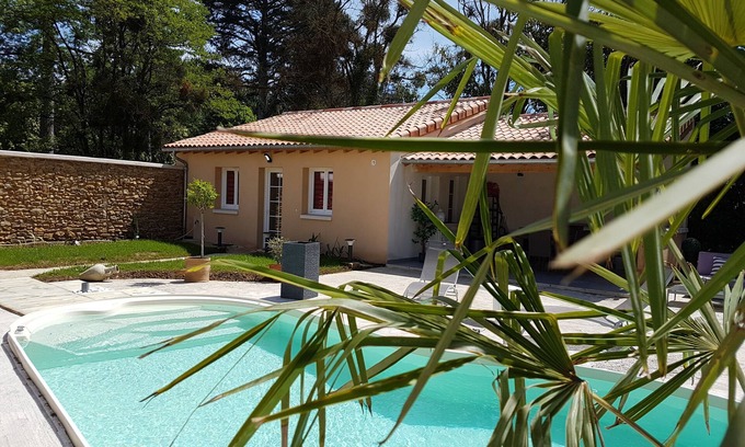 Gizay Cottage | Country cottage in Futuroscope country/Shared swimming pool