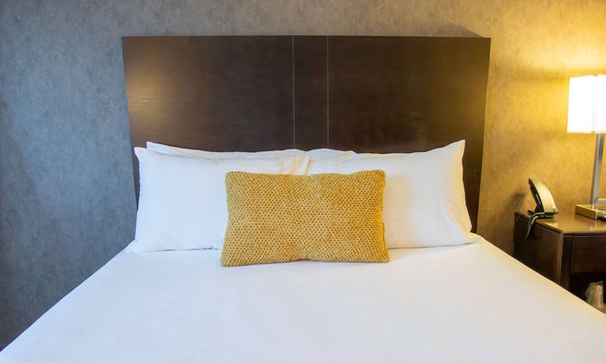 Garden City Hotel | Country Inn & Suites by Radisson, Garden City, KS
