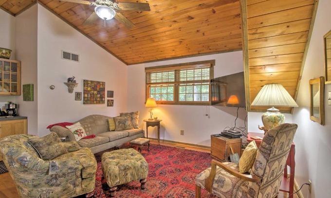 Berkeley Springs House | Couples Cabin - 5 Mi to DT Berkeley Springs!