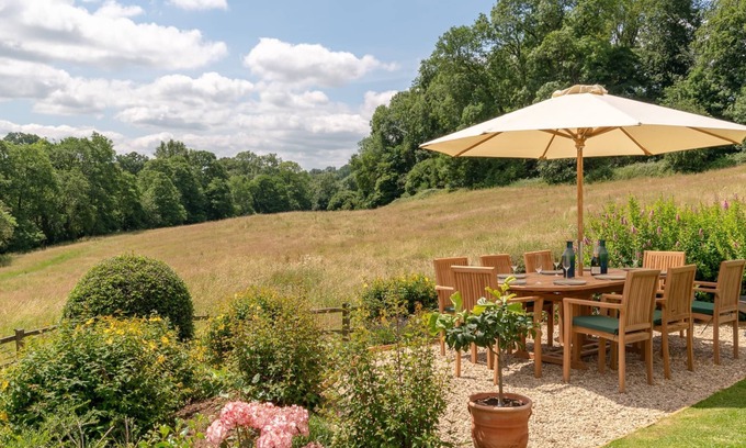 Brimpsfield Cottage | Court Cottage - sleeps 8 guests in 4 bedrooms
