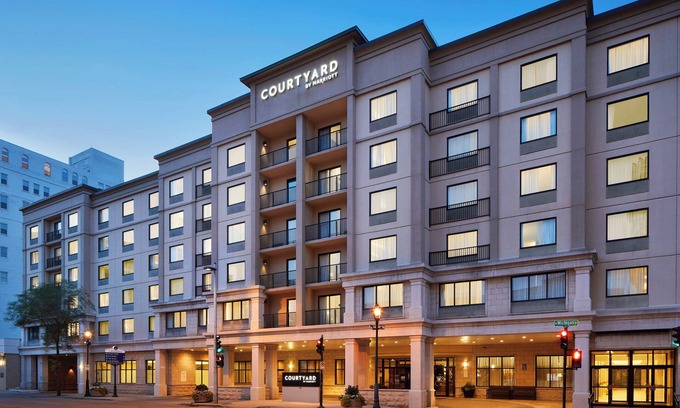 Westown Hotel | Courtyard by Marriott Milwaukee Downtown