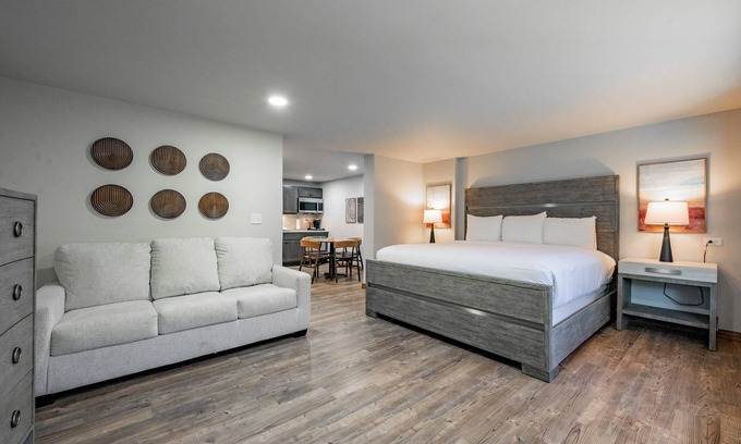 Thayerville Hotel | Cove Creek Lodge: 107 Lakeside Executive King Suite