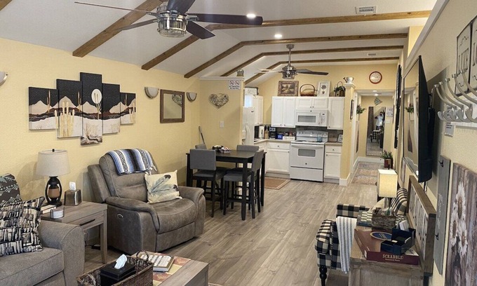 Fort Worth House | Cowtown Outpost-Less than 4 minutes to StockYards-Sleeps 8, TCU close by