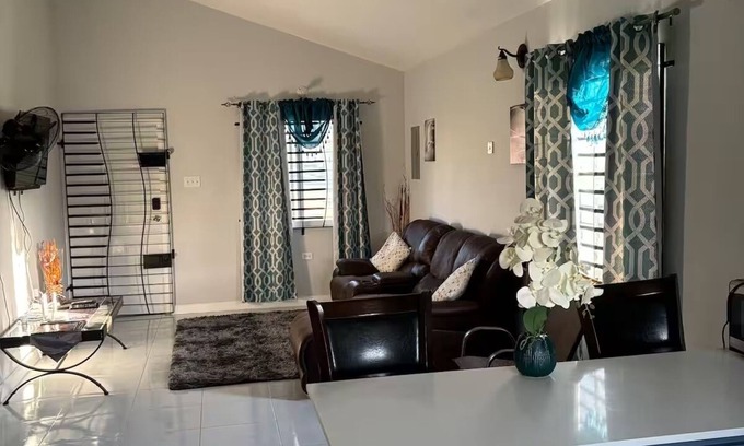 Old Harbour House | Cozy 2-bedroom house with WiFi, AC, Smart-Tv, 24 hour-Private Security