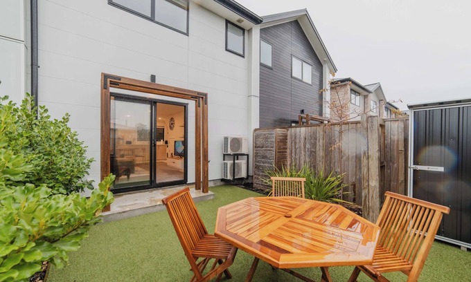 Addington House | Cozy 2-Bedroom - Kitchen Yard Central Location