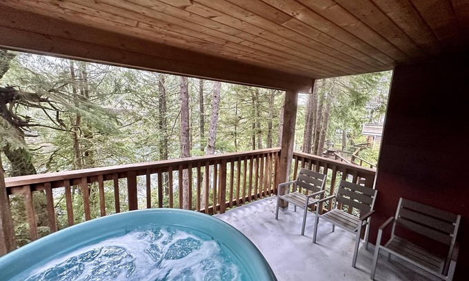 Ucluelet Cottage | Cozy 2 Bedroom Waterfront Cottage with Hot Tub!