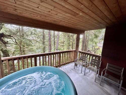 Ucluelet House | Cozy 2 Bedroom Waterfront Cottage With Hot Tub!