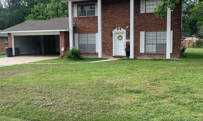 Gonzales House | Cozy and spacious house: 7 beds & 3 bathrooms only 2 miles from I-10