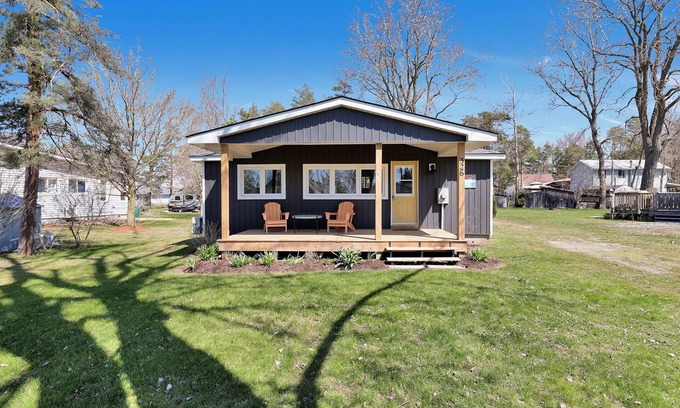 Long Point Cottage | Cozy Beach Cottage with Sauna & Spacious Backyard just 5mins from the Beach