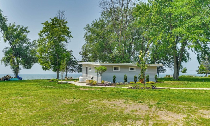 Henderson Cottage | Cozy Beachfront Cottage on Lake Ontario!