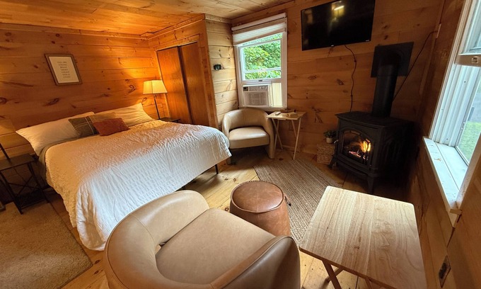 Bartlett Cabin | Cozy Cabin with AC, WiFi, Fireplace, Hot Tub