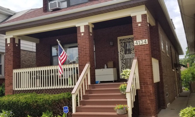 Chicago Apartment | Cozy Comfy Clean 420 Compliant FREE Parking QUIET Neighborhood A GUEST FAVORITE!