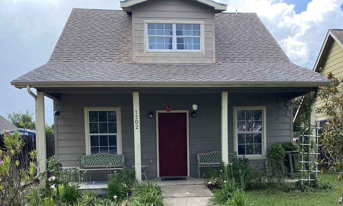 Montopolis House | Cozy Cottage Close to COTA, ACL, SXSW, kids welcome!