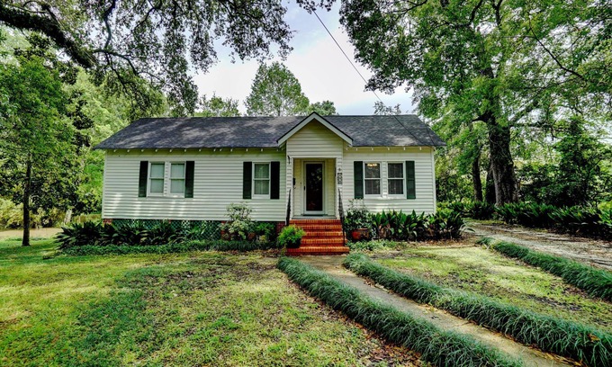 Abbeville House | Cozy Cottage in Historic District.