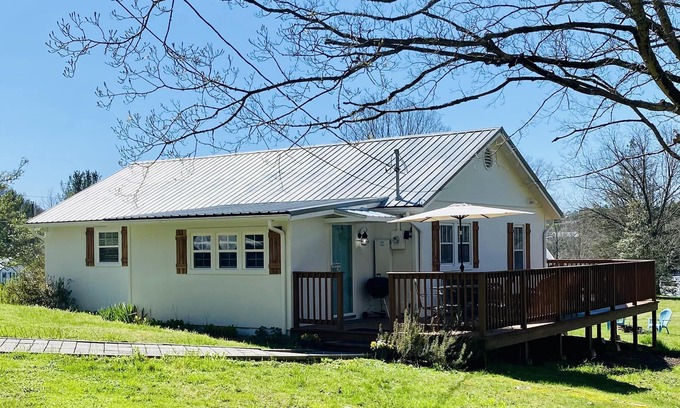 Sevierville Cottage | Cozy Cottage - Minutes from Attractions!