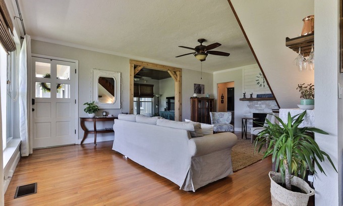 Holly Hill Cottage | Cozy Cottage on the River