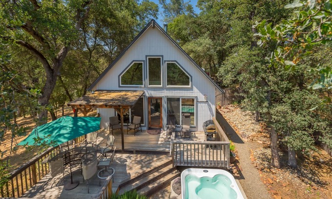 Mariposa Cottage | Cozy Cottage Retreat, Close to Yosemite, Beautiful Views, Hot Tub & More!