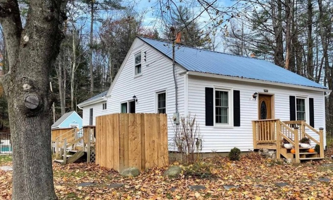 Lake George Cottage | Cozy Cottage with Pool/Hot Tub! Room to park boat