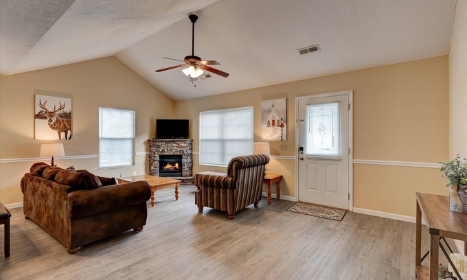 Pigeon Forge Cottage | Cozy Cottage -with Hot Tub & Pool in the Heart of Pigeon Forge close to Parkway!