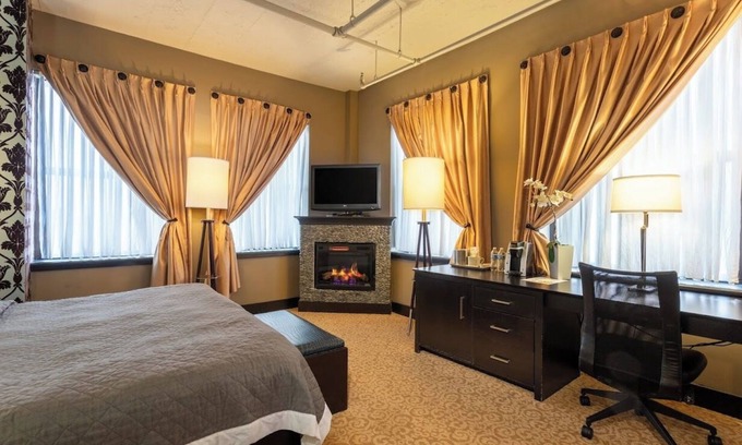 Downtown Niagara Falls Hotel | Cozy Deluxe King room in fabulous Niagara Falls with fitness center ,free WiFi