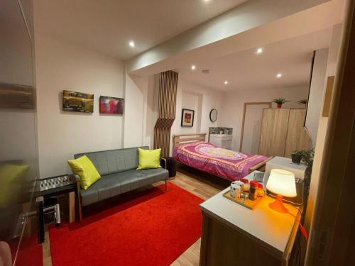 Hove House | Cozy En-Suite Room with Free Parking Included