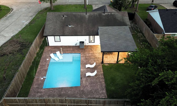 North Shore House | Cozy Home Pool, Patio, BBQ! 5BR