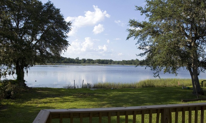 Northside House | Cozy house on the river, enjoy the view or fish right off the river bank