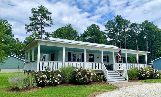 Chincoteague Cottage | Cozy island cottage with a Key West flair - CLOSEST TO THE BEACH!
