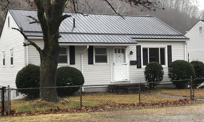 Charleston House | Cozy kanawha city home - Walk to CAMC Hospital