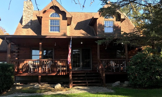 Girard House | Cozy Log Home